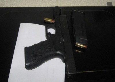 警方在社交网站发布从6岁男孩身上发现的枪和子弹。