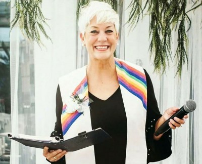 民事庭认可康宁罕牧师身份，她可以为大家证婚。