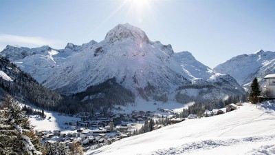 莱希为奥地利滑雪胜地，当地连日下起大雪。 