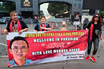 锺万学出狱前，已有多名支持者在监狱外等候。（法新社照片）