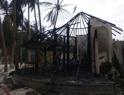 大火后的度假村。