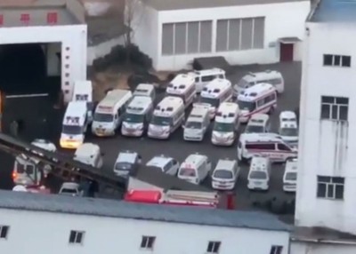 现场停泊多辆救护车候命。