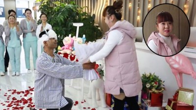 贾占朋在医院向笑笑跪地求婚。