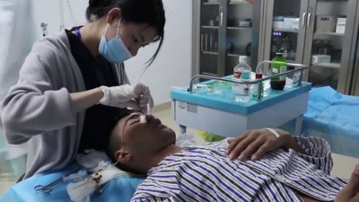 贾占朋的脸部先后接受了40多次整容手术。