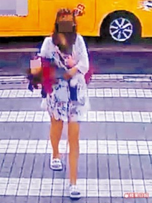 薛女唱K继抱着女童,由于李姓朋友开车(后)就医,及时女童已全身瘫软。