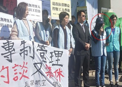 女苦主（红圈）在工会部门陪同下，到市政府前抗议。