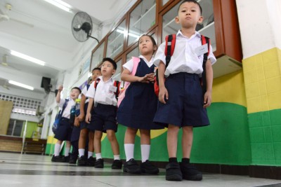 颍川小学全校学生获慈善团体报效鞋袜,因此,一年级新生皆穿上黑色校鞋来报到。