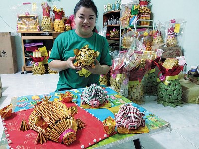 马美诗的工作室堆满金纸作品，除了纸猪，也有旺梨。