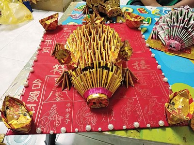 维妙维肖的纸金猪，造型耀眼闪烁，非常吸睛。