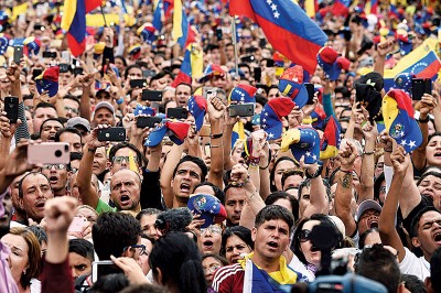 成千上万反对派示威者上街要求马杜罗下台。（法新社照片）