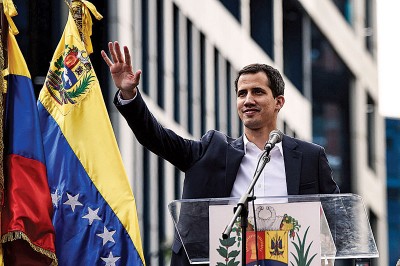 瓜伊多在支持者面前宣布成为看守总统。（法新社照片）