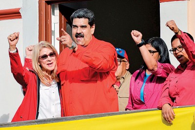 马杜罗在总统府阳台见支持者。（法新社照片）