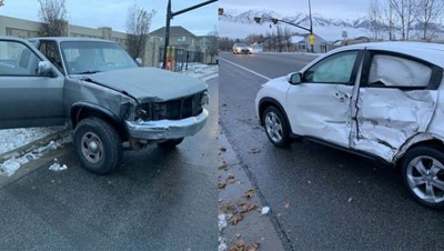 蒙眼驾车造成两车相撞。