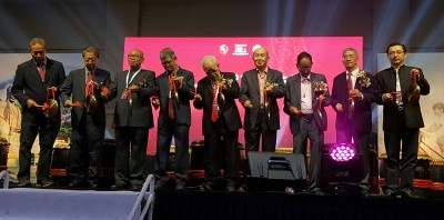 张瑞福（左起）、周财成、黄剑威、施延成、林俊錂、施朝成、林生枝、高留兴及林德仁主持鸣锣仪式。