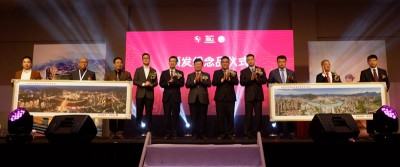 安溪县委及县政府代表赠送两幅画予槟城安溪会馆后合影。左起为高金柱、黄剑威、杨振阳、再里尔，鲁世巍、曹观友，黄汉伟、庄稼祥、李宏铭、高留兴及李鹏武。