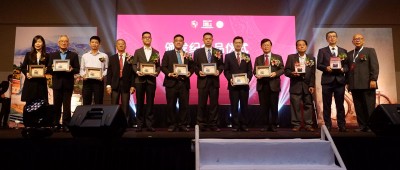 高留兴（左4）及黄剑威（右）赠送纪念品予赞助人、嘉宾及击鼓人后合影。左起为林修美、林时清、汪永春、高留兴、再里尔、黄汉伟、庄稼祥、鲁世巍、曹观友、廖正兴、林福山及黄剑威。