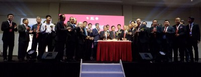 黄汉伟、鲁世巍、林福山、廖正兴及曹观友在各嘉宾陪同下主持切喜糕仪式。