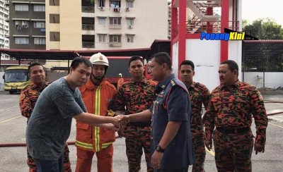 对搜救人员出言不逊的网民,过后到消拯局向消拯人员道歉。(图源: Penang Kini)