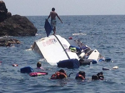 披披岛周五发生快艇侧翻事故，43名外籍游客最终全数获救。