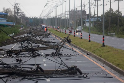 整排电线杆遭暴风吹倒。