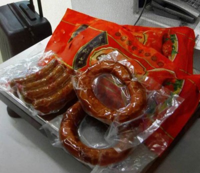 大陆男旅客违例携带红肠、加工猪肉产品及烤鸭等肉制品闯关。