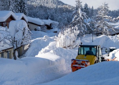 德国多地市民均忙于铲雪。