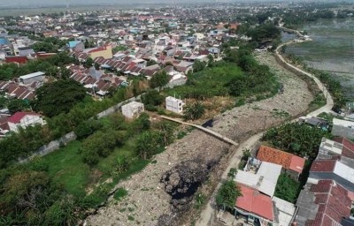 垃圾河横断住宅区。