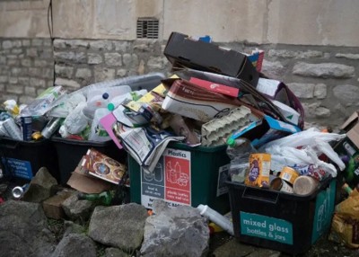 垃圾桶堆积大量垃圾。