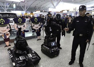 2部机械警察分别叫“战狼”(右)和“坦克”(左)。