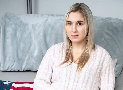 杰玛乔斯林遭肥胖妇女撞倒并压住，受伤严重。