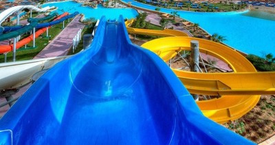 玩水上滑梯时，安全十分重要。