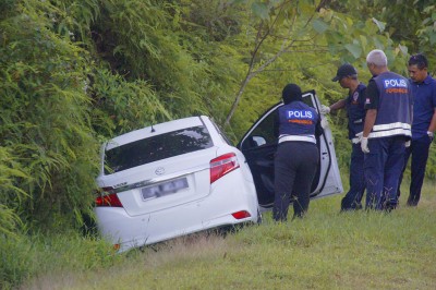死者轿车撞落路旁深沟,警方从内起获手机、现款及毒品等。