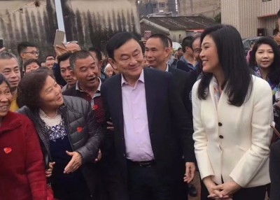 英叻（右一）和他信（右二）受乡亲包围。