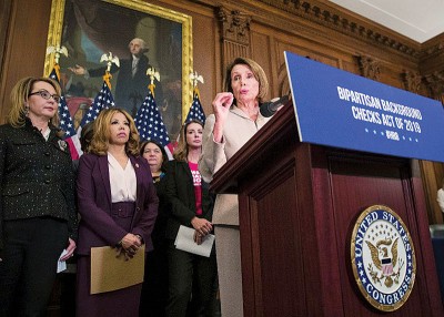 佩洛西（右）交代草案。