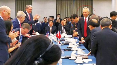 刘鹤（红圈）现身会场。