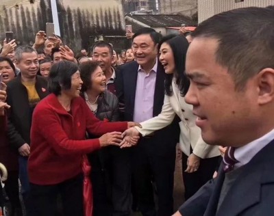 乡亲与他信两兄妹言谈甚欢，并与英叻握手。