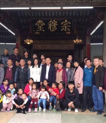 众人在宗祠前合照。