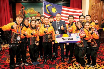 大马武术队会长张金发（右4）与参加东南亚大学生运动会全体参赛国家队选手在出征前举行的授旗礼仪式后合影，左4为教育部长马智礼。