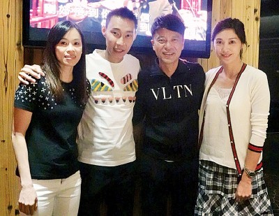 李宗伟夫妇与李克勤夫妇进餐后合影。