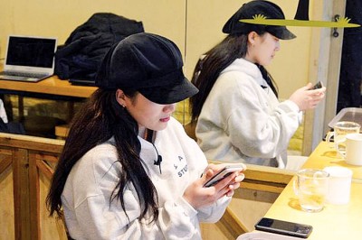 申裕永戴鸭舌帽遮住脸部接受韩国媒体访问。