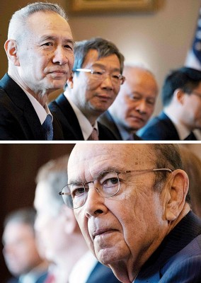 刘鹤（左）、罗斯（右）等人鲜见笑容。（法新社照片）