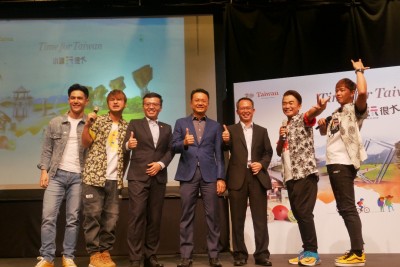 《综艺玩很大》主持人吴宗宪（右2）、黄鸿升（右1）、 林柏昇（左2）与本地艺人戴祖雄（左1），与台湾观光局驻吉隆坡办事处主任周士弼、槟州旅游发展、艺术、文化与古迹委员会主席杨顺兴、槟州立法议会议长拿督刘子健，于槟城宣传活动上合影。
