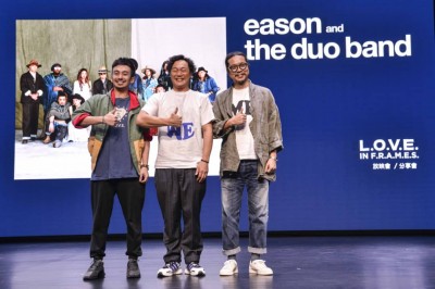 陈奕迅带领Duo Band团长王双骏(右一)及和音成员兼纪录片导演张杰邦(左一)来马跟粉丝聊花了6年倾心制作的全新专辑《L.O.V.E. 》以及音乐纪录片《L.O.V.E. in F.R.A.M.E.S.》的趣事。