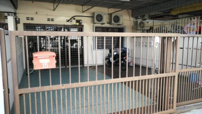 今早抵达蔡宝盛住家,只见大门深锁。