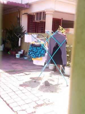 住家庭院前所凉晒的衣服与周一的有所不同,因此未能确认是否有人在家。