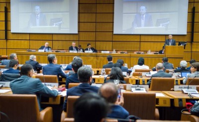 马哈迪在国际反贪局联合会大会上发表主题演讲。