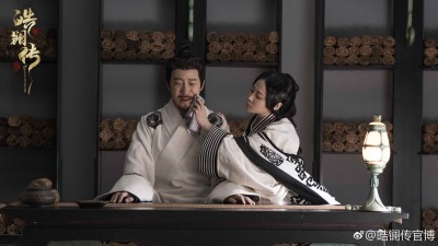 “袁春望”王茂蕾、“高贵妃”谭卓演夫妻。
