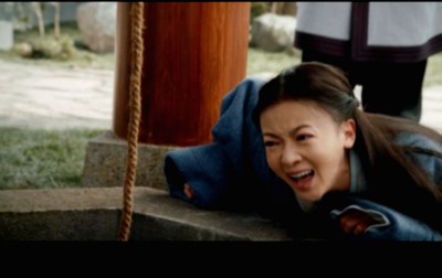 吴谨言剧中目睹母亲惨死，趴地大哭。