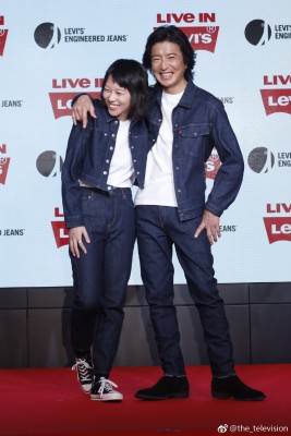 木村拓哉与窦靖童在东京出席代言记者会。