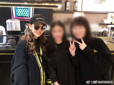 网友偶遇周董夫妻，昆凌肚子明显隆起。
